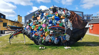 Zur Mahnung - Fisch, gebaut aus Plastikabfällen aus dem Öresund.