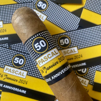 Bagues de cigares personnalisées sur mesure pour votre anniversaire, à votre image, avec intégration de votre age, date, prénom, nom, thème ou motifs spécifiques.