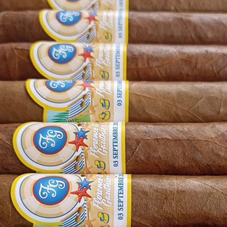 Bagues de cigares personnalisées sur-mesure pour votre société, à votre image, avec votre logo, votre prénom, nom, date, thème ou motifs spécifiques pour vos soirées événementielles, congrès, séminaires, cadeaux d'affaires. Idée cadeau original.