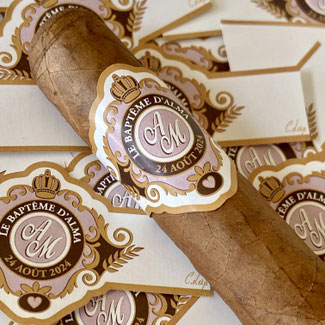 Bagues de cigares personnalisées sur mesure pour votre société, à votre image, avec intégration du logo de votre  société, vos prénoms, noms, date, thème ou motifs spécifiques pour vos soirées événementielles, congrès, séminaires, cadeaux d'affaires.