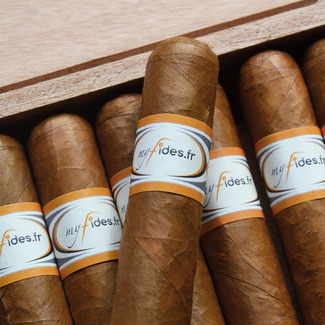 Bagues de cigares personnalisées sur mesure pour votre société, à votre image, avec intégration du logo de votre  société, vos prénoms, noms, date, thème ou motifs spécifiques pour vos soirées événementielles, congrès, séminaires, cadeaux d'affaires.