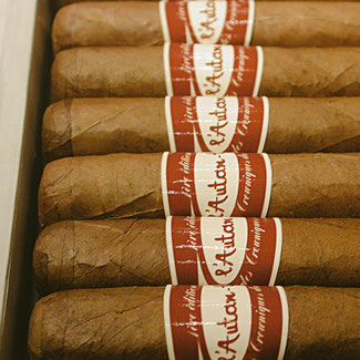 Bagues de cigares personnalisées sur mesure pour votre société, , avec intégration du logo de votre société, date, thème ou motifs spécifiques pour vos soirées événementielles.