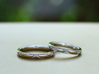 波をイメージした結婚指輪