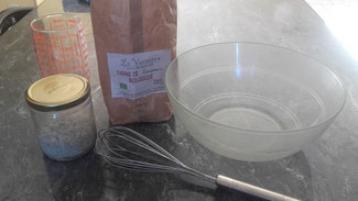 Ustensiles et ingrédients pour préparer la pâte à galettes de sarrasin chèvre miel de Julie de l'Abeille villadéenne, apicultrice récoltante de la Villedieu en Charente maritime
