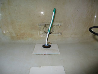 架台下にある二つのタンクのうちの一つ（浴槽）。水を抜き洗浄。なお雨水利用で見落としがちなのはコック、パイプ内の汚れ。古歯ブラシが最高。