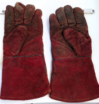 Le port de gants est vivement recommandé pour tenir une fusée à main