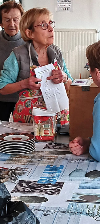 Martine présente la maquette du futur tablier "Popote des Godailles"