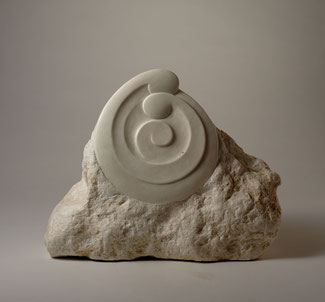 Magali-Nourissat-sculpture-pierre-stéatite-blanc-famille-fécondité-amoureuse