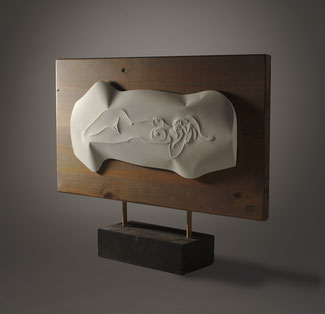 Magali-Nourissat-sculpture-bas-relief-plâtre-blanc-femme-nu-allongée-un-doux-repos