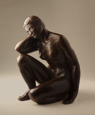Magali-Nourissat-sculpture-bronze-brun-femme-accroupie-l-attente