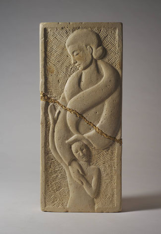 Magali-Nourissat-sculpture-pierre-calcaire-bas-relief-femme-enfant-beige-grandir