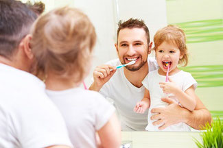 Zahnzusatzversicherung und Zahnvorsorge abschließen sorgt für glückliches Lachen
