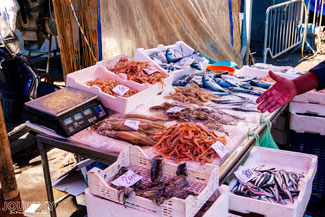 Marktstand mit Meeresfrüchten in Italien.