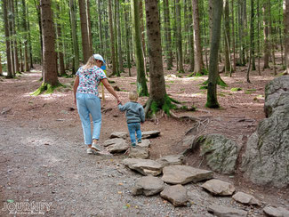 Mutter mit Kind geht durch den Wald von Bodenmais.