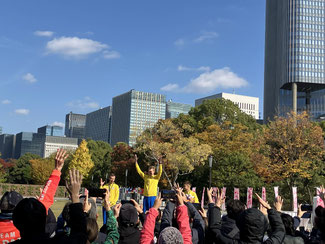 日比谷ミッドタウンをバックにした表彰式。木々の葉っぱも紅葉と高層ビルが大会に華を添えてくれた。なお、各種目はウクライナが圧勝。