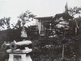 択捉島・紗那神社（手前は献納された和蘭砲）