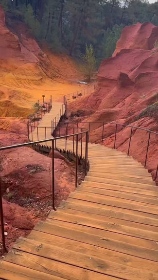 Sentier de randonnées au colorado provençal dans le lubéron avec ses milles couleurs