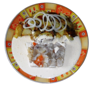 Sülze mit Bratkartoffeln und Remouladensoße