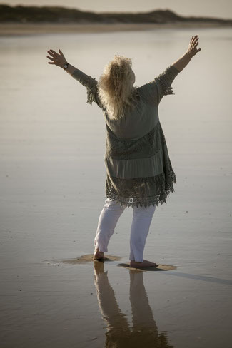 Hauke Kranz am Strand von Langeoog mit ausgebreiteten Armen, von hinten