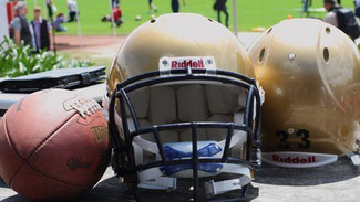 Ein Football neben einem Helm (Jan-Martin Altgeld)