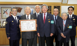 受賞報告した入迎里さん=八重山署