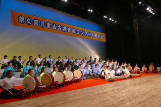 八重山古典音楽コンクール受賞者全員による「鷲ぬ鳥節」の演奏が行われた=25日夜、石垣市民会館大ホール