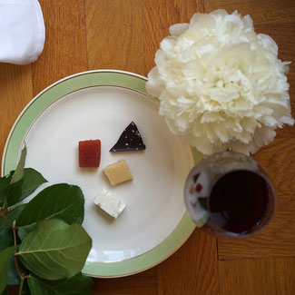 Vin fromage et chocolat avec fleur et verre de vin rouge