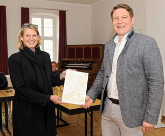 Regierungspräsidentin Judith Pirscher überreicht Bürgermeister Nicolas Aisch den Förderbescheid über 4,8 Millionen Euro. Foto: Ralf Benner / Westfalen-Blatt