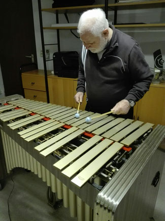 Wolfgang Schlüter bei seinen täglichen Übungen im heimischen Musikkeller (Fotocredit: Christiane K.)