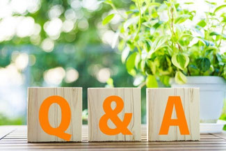 木のブロックに書かれたQ&A