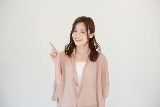指をさす女性