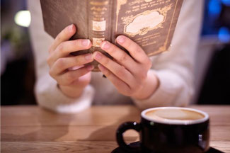 本を読んでいる人