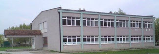 1979 bis 1983 besuchte Gazmend die Grundschule "Liria" in Fortesa, Kosovo.
