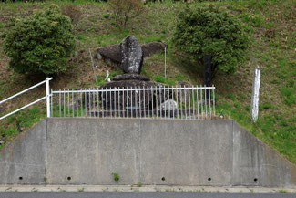 足尾山碑(矢越山伝説発祥の地／義家の足型)