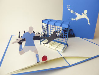 carte pop-up football avec un footballeur qui tire au but