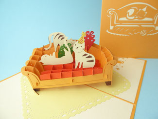 Carte pop-up d'anniversaire avec trois chats sur le canapé et des cadeaux