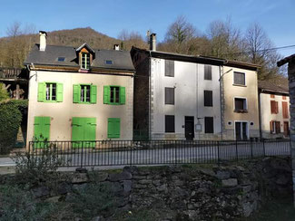 Maison aux volets vert Auberge Roufast
