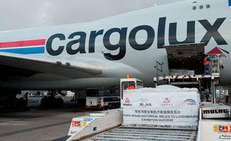 Offloading of the Chinese artifacts after arrival at LUX airport