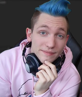 Mensch mit Kopfhörern und blauen Haaren