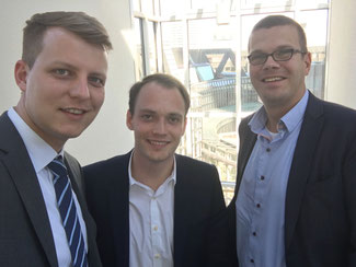 Henning Höne, Alexander Brockmeier und Markus Diekhoff (v.l.) auf dem Weg zur ersten Sitzung der neuen FDP-Landtagsfraktion.