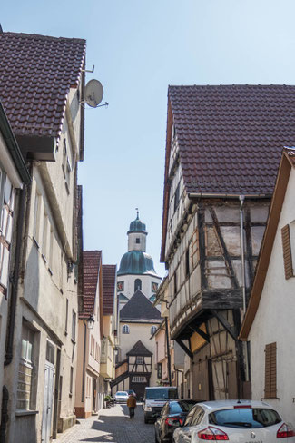 © Traudi - Gasse mit der Stadtkirche im Hintergrund