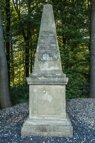 Dieser Gedenkstein erinnert an Herzog Karl von Württemberg - © Traudi