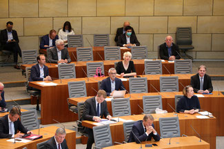 Sitzung des Landtags in Corona-Zeiten: Weniger Abgeordnete u. Abstand halten!