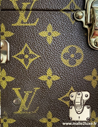 LV monogram canvas - PVC Mark 1   1st edition the print is light yellow approaching the color of the Mark 6 stencil monogram canvas