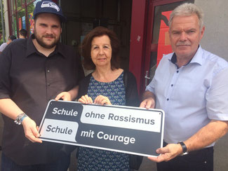 v.l.n.r.: Schülersprecher Constantin Werner, Renate Frohnhöfer, Schulleiter Günther Au