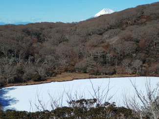 背景、富士山。