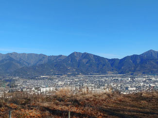 大山（右）から延びる丹沢表尾根