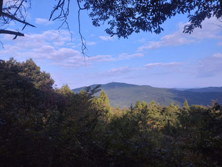 北側の富幕山（とんまくやま）