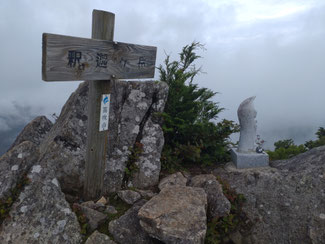 釈迦が岳の山頂は岩だらけ