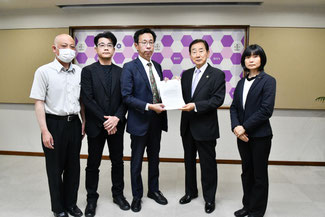 左から藤枝民商事務局長桒原氏、会長西野氏と共に、北村市長へ申し入れ